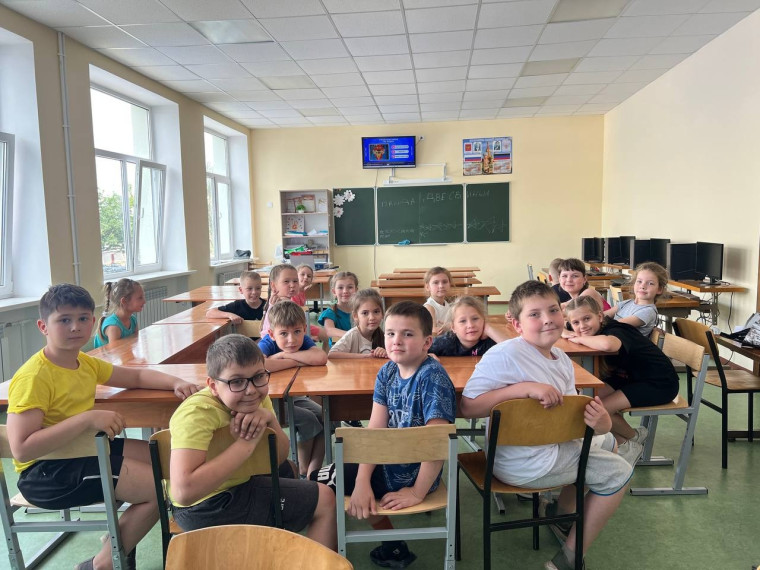Кружковое занятие в школьном лагере "Капитошки".